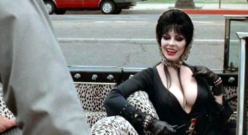 Elvira, dama de las tinieblas (1988)